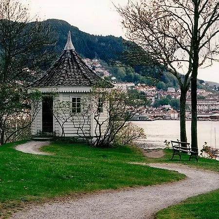Apartment Moderne Bergenshus Med Privat Hage Og Parkering Bergen