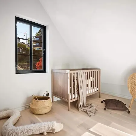 Moderne Bergenshus Med Privat Hage Og Parkering