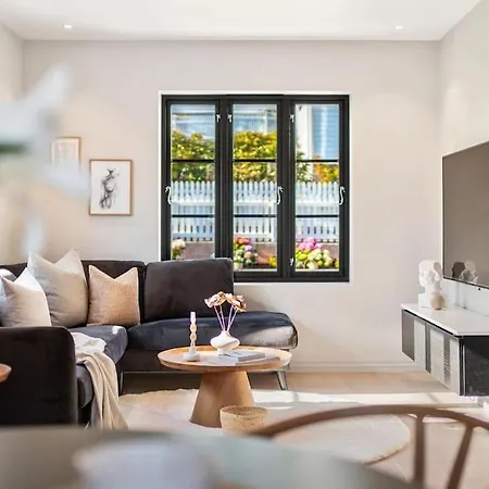 Moderne Bergenshus Med Privat Hage Og Parkering Bergen