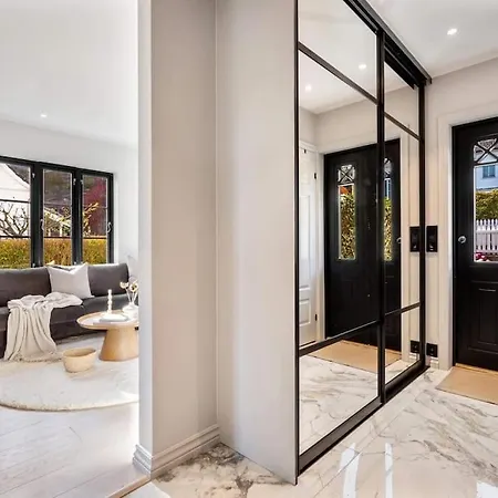Moderne Bergenshus Med Privat Hage Og Parkering Apartment