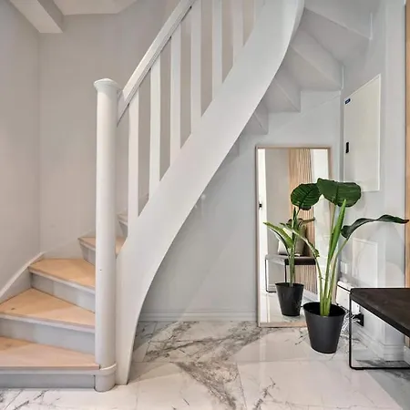 Moderne Bergenshus Med Privat Hage Og Parkering